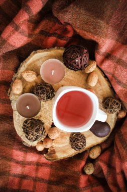 Sonbahar ahşap dekor beyaz fincan çay ve mumlar ile.