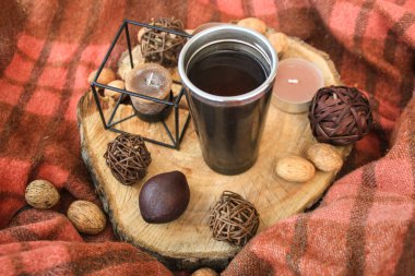 Sonbahar ahşap dekor beyaz fincan çay ve mumlar ile.