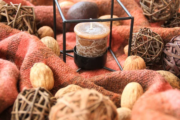 Arka planda bir kafes içinde mumlar ile Sonbahar dekorasyonu.