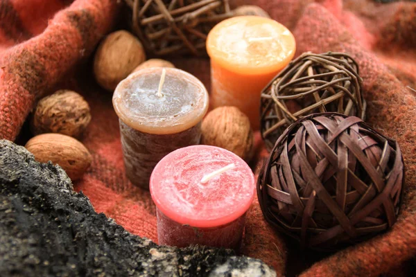 Mumlar ve yanık ağaç arka planda bir kafes ile Sonbahar dekorasyonu.