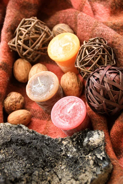 Mumlar ve yanık ağaç arka planda bir kafes ile Sonbahar dekorasyonu.