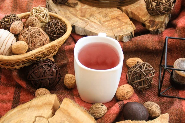 Sonbahar ahşap dekor beyaz fincan çay ve mumlar ile.