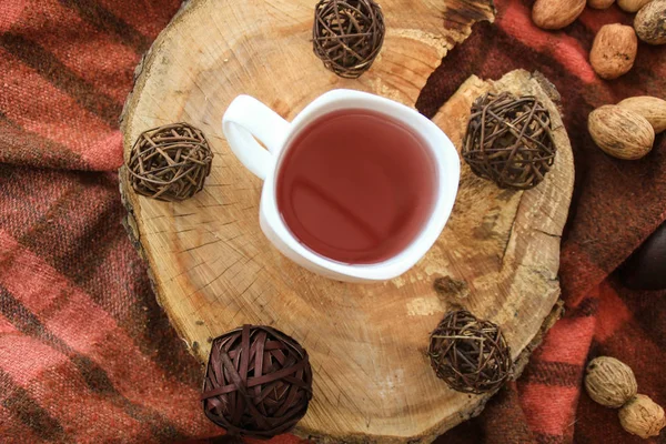 Sonbahar ahşap dekor beyaz fincan çay ve mumlar ile.