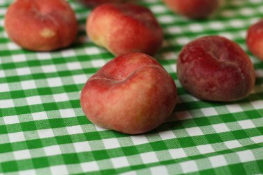 Beyaz yeşil kumaş, Şeftali meyve yerleştirme.