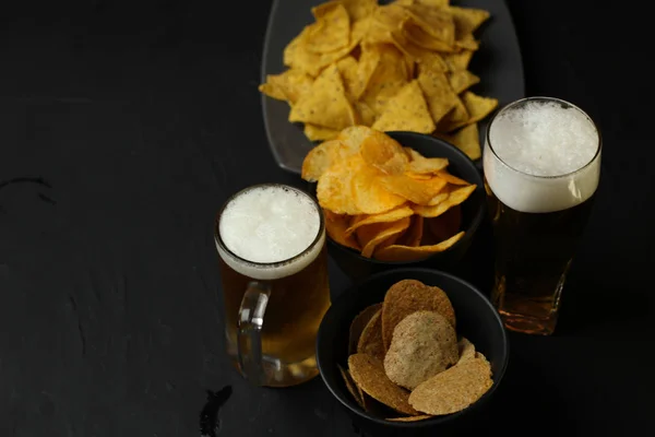 Cerveja Leve Uma Tigela Vidro Fundo Preto Cerveja Bar Lanches — Fotografia de Stock