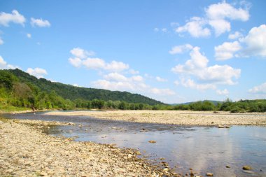 Güneşli bir nehir ile Dağları. Ukraynalı Karpat Dağları.