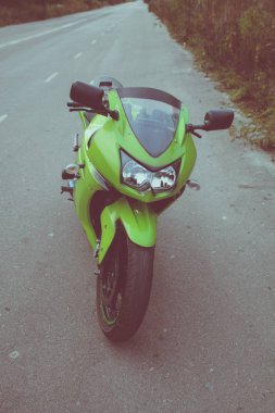 Yeşil spor motosiklet racer arka planda gri Asfalt ile. Ukrayna, Lviv.