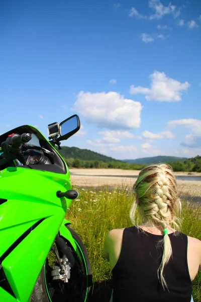 Зелений Спортивних Мотоцикл Тлі Гір Блондинка Дівчинка Мотоцикл Природу Україна — стокове фото
