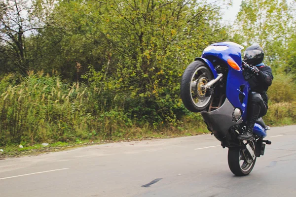 Moto Blu Scuro Impennata Motociclo Sul Parcheggio Ucraina Leopoli — Foto Stock