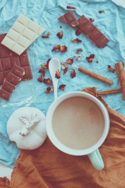 Çikolata, gül, kahve ve tarçın. Mavi bir arka plan düzen. 