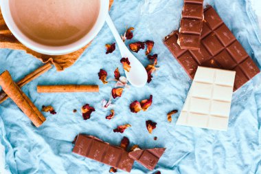 Çikolata, gül, kahve ve tarçın. Mavi bir arka plan düzen. 