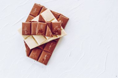 Beyaz ve sütlü çikolata. Fayans çikolata beyaz bir arka plan üzerinde.