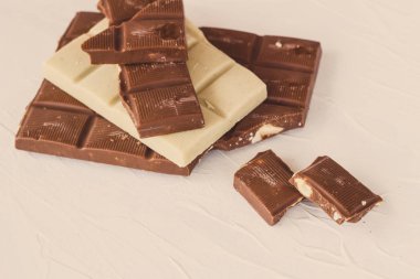 Beyaz ve sütlü çikolata. Fayans çikolata beyaz bir arka plan üzerinde.