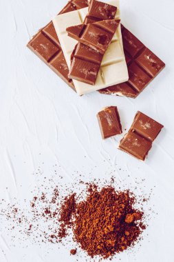 Kahve, beyaz ve sütlü çikolata. Fayans çikolata beyaz bir arka plan üzerinde.