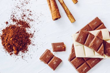 Kahve, beyaz ve sütlü çikolata. Fayans çikolata beyaz bir arka plan üzerinde.