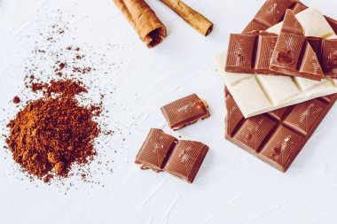 Kahve, beyaz ve sütlü çikolata. Fayans çikolata beyaz bir arka plan üzerinde.