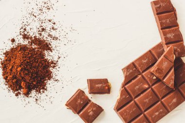 Kahve, beyaz ve sütlü çikolata. Fayans çikolata beyaz bir arka plan üzerinde.