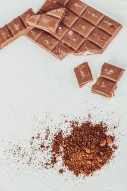 Kahve, beyaz ve sütlü çikolata. Fayans çikolata beyaz bir arka plan üzerinde.