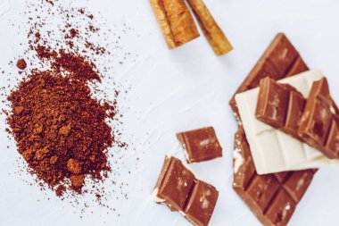 Kahve, beyaz ve sütlü çikolata. Fayans çikolata beyaz bir arka plan üzerinde.