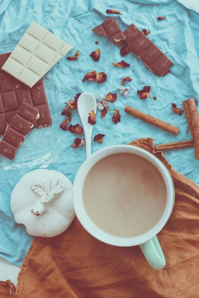 Çikolata, gül, kahve ve tarçın. Mavi bir arka plan düzen. 