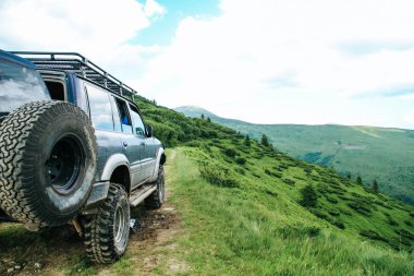Yaz yeşil Karpatlar Ukrayna. Dağların üzerinden gökyüzüdür. Bir cip üzerinde seyahat ederken atmosferik manzaralar. Offroad seferi.