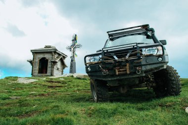 Yaz yeşil Karpatlar Ukrayna. Dağların üzerinden gökyüzüdür. Bir cip üzerinde seyahat ederken atmosferik manzaralar. Offroad seferi. Petros.