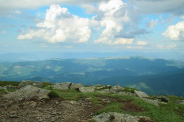Yaz yeşil Karpatlar Ukrayna. Dağların üzerinden gökyüzüdür. Bir cip üzerinde seyahat ederken atmosferik manzaralar. Offroad seferi. Petros.