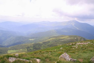 Yaz yeşil Karpatlar Ukrayna. Dağların üzerinden gökyüzüdür. Bir cip üzerinde seyahat ederken atmosferik manzaralar. Offroad seferi.