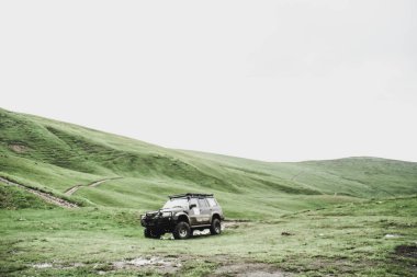 Yaz yeşil Karpatlar Ukrayna. Dağların üzerinden gökyüzüdür. Bir cip üzerinde seyahat ederken atmosferik manzaralar. Offroad seferi.
