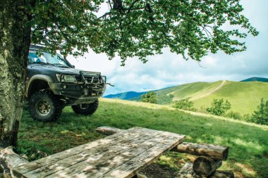 Yaz yeşil Karpatlar Ukrayna. Dağların üzerinden gökyüzüdür. Bir cip üzerinde seyahat ederken atmosferik manzaralar. Offroad seferi.