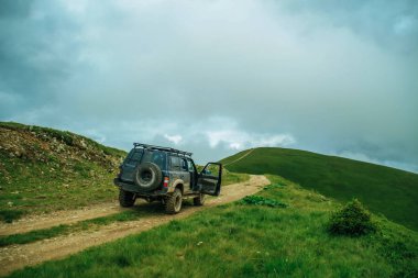 Yaz yeşil Karpatlar Ukrayna. Dağların üzerinden gökyüzüdür. Bir cip üzerinde seyahat ederken atmosferik manzaralar. Offroad seferi.