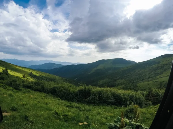 우크라이나에서 산맥입니다 이다입니다 지프에 풍경입니다 원정대입니다 창에서 — 스톡 사진
