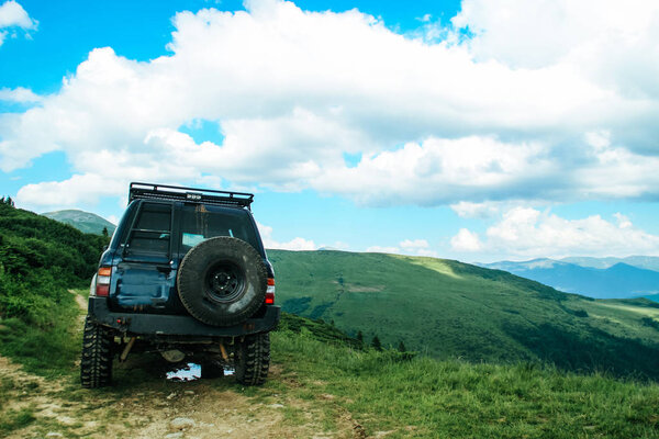 Летние зеленые Карпаты в Украине. Небо над горами. Атмосферные пейзажи во время путешествия на джипе. Морская экспедиция
.
