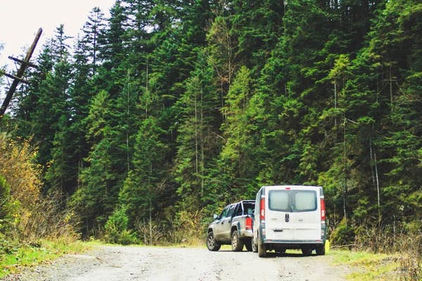 Montanhas Outono Montanhas Cárpatas Ucranianas Dois Carros Ficam Estrada Floresta — Fotografia de Stock