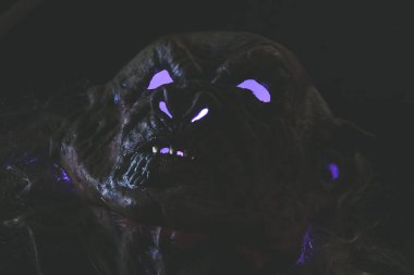 Cadılar Bayramı halloween süslemeleri ile yakında sonbahar kompozisyon. Kafatası, garland, kabak, troll maskesi.