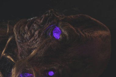 Cadılar Bayramı halloween süslemeleri ile yakında sonbahar kompozisyon. Kafatası, garland, kabak, troll maskesi.