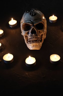 Cadılar Bayramı halloween süslemeleri ile yakında sonbahar kompozisyon. Kafatası ve mumlar.