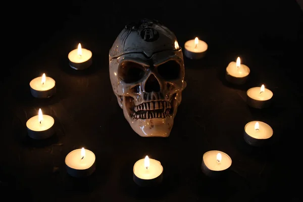 Halloween Bald Herbstliche Komposition Mit Halloween Dekorationen Totenkopf Und Kerzen — Stockfoto