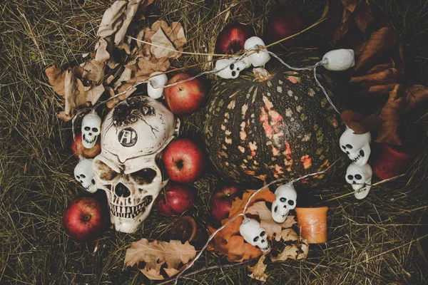 Halloween Bald Herbstliche Komposition Mit Halloween Dekorationen Totenkopf Girlande Kürbis — Stockfoto