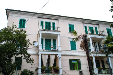 Hırvatistan türü. Adriyatik Denizi Opatija içinde eski bina. Denizde görüntülemek.