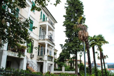 Hırvatistan türü. Adriyatik Denizi Opatija içinde eski bina. Denizde görüntülemek.