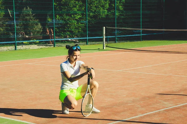 머리를 여자의 초상화는 테니스를 합니다 테니스 코트입니다 노란색 반바지입니다 스포츠 — 스톡 사진