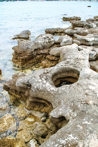 克罗地亚的类型 亚得里亚海乌马格城市的岩石岸边 — 图库照片