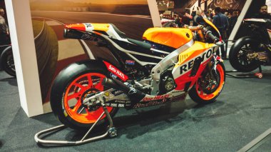 Motosiklet Fuarı Intermot, Köln, Almanya. Kawasaki, Honda, Suzuki, Dukat, Harley-Davidson, özel motosiklet.