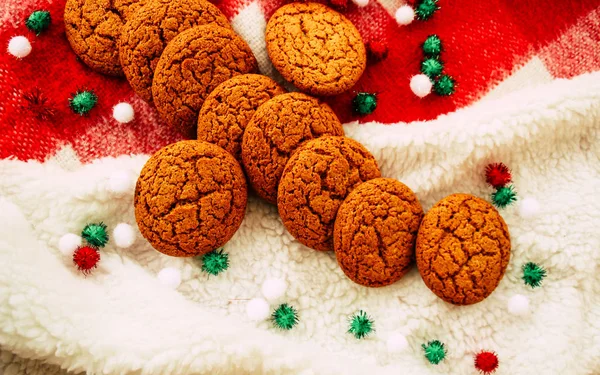 Karácsony Újév Szerpentin Füzér Ginger Zabliszt Cookie Kat Édesség Piros — Stock Fotó