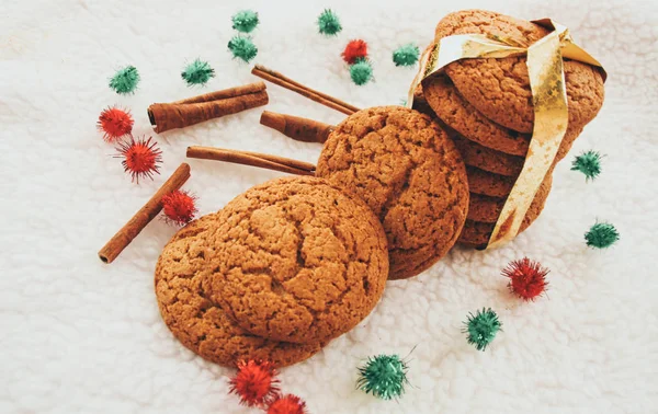 New Year Christmas Serpentine Garlands Ginger Oatmeal Cookies New Year — Stock Photo, Image