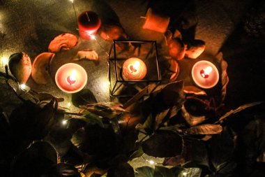 Gece Helloween kompozisyon kurutulmuş elma ve mum. Sıcak ve soğuk ışık. Garland.Autumn konfor.