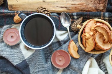 Ev düzeni sonbahar atmosferik kompozisyon. Kutu üzüm, çarpmak, mumlar, fincan çay, Sonbahar dekorasyonu, ahşap tahta ve tekstil.