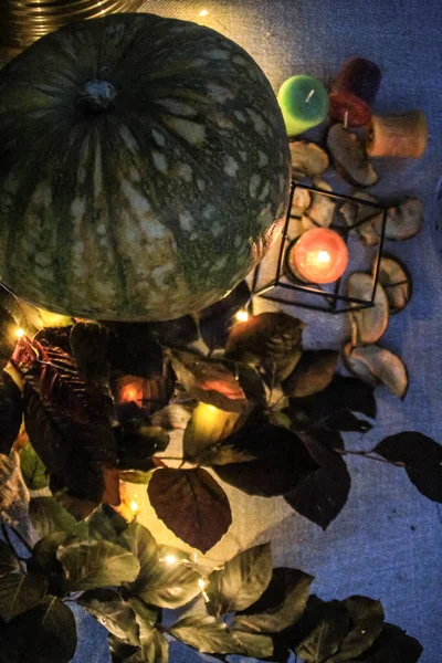 Composition Halloween Nuit Avec Citrouille Feuilles Bougeoires Lumière Chaude Froide — Photo