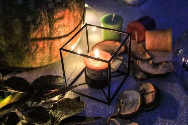 Νύχτα Helloween Σύνθεση Κολοκύθα Φύλλα Και Κεριά Θερμό Και Ψυχρό — Φωτογραφία Αρχείου